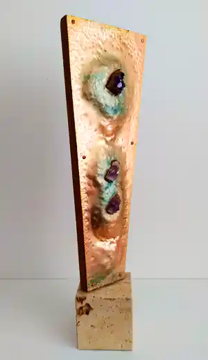 Piet Admiraal - (1911-1987) Grote sculptuur met metaal, email en edelsteen op sokkel verkocht voor € 189!