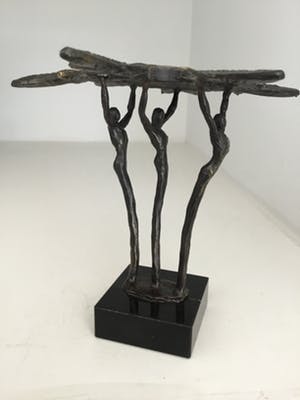 Corry Ammerlaan - Sculptuur “ Samen de schouders er onder “ kopen? Bied vanaf 40!