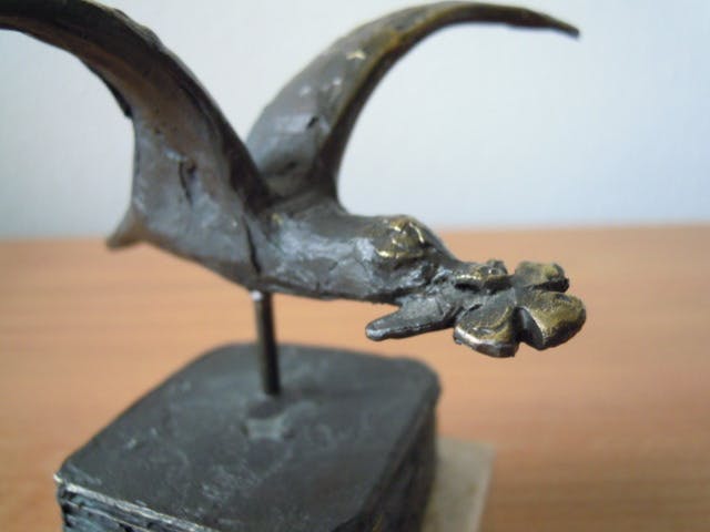 Bernadette Leijdekkers - Bronzen/verbronst beeldje van een vogel met klavertje vier in zijn bek kopen? Bied vanaf 35!