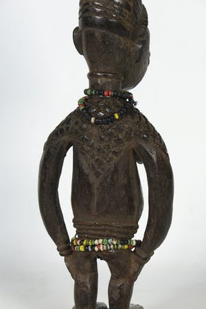 Yoruba - Vrouwelijke Ibedji / Tweelingbeeld met kralen om hals en middel kopen? Bied vanaf 1!