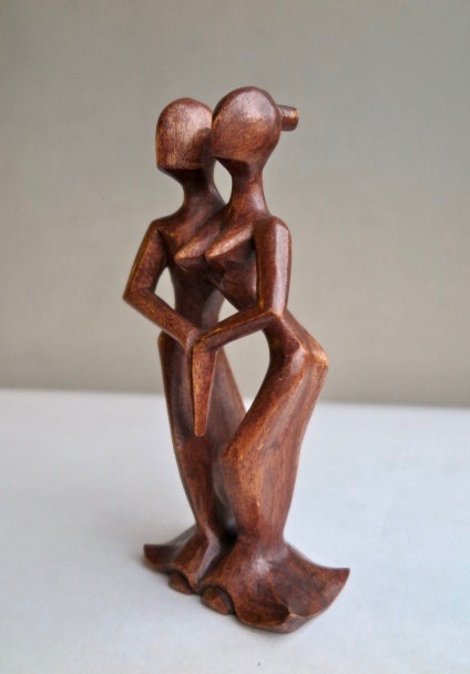 Niet of onleesbaar gesigneerd - Houtsnijwerk - Dancing love kopen? Bied vanaf 1!