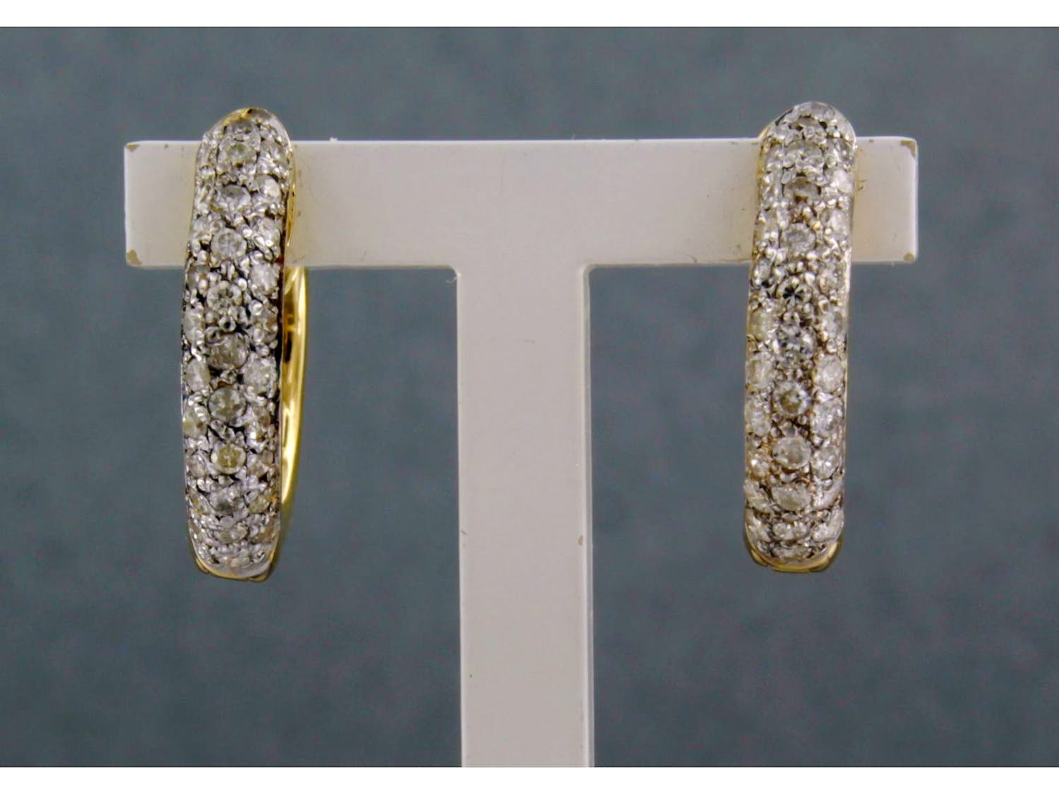 18k geelgouden creolen bezet met briljant geslepen diamant 0.80ct.- F/G - VS/SI kopen? Bied vanaf 600!