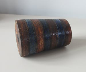 Wim Fiege - Roestbruin en blauw gestreept aardewerk vaasje kopen? Bied vanaf 18!