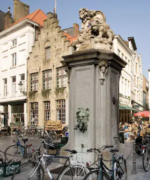 Niet of onleesbaar gesigneerd - Zicht op de Eiermarkt te Brugge en de waterpomp van Pieter Pepers kopen? Bied vanaf 1!