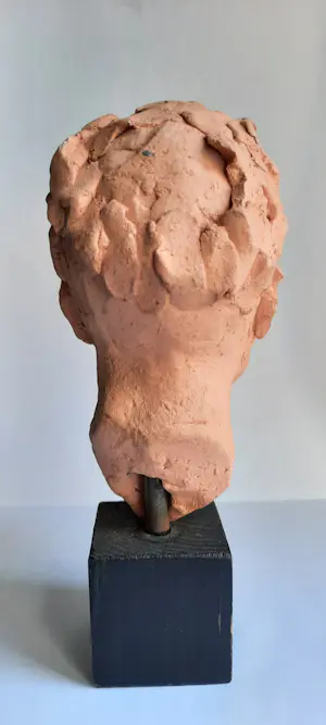 Niet of onleesbaar gesigneerd - Portret in klei kopen? Bied vanaf 1!