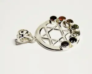 Nieuwzilveren hanger met edelstenen in de vorm van een hexagram in een cirkel . kopen? Bied vanaf 55!