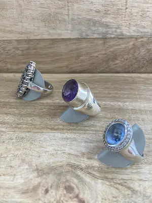 Een Lotje van drie zilveren ringen met kleursteen en zirkonia kopen? Bied vanaf 1!