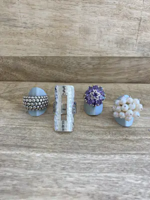 Lotje van vier zilveren ringen met kleurstenen en zoetwaterparels kopen? Bied vanaf 1!