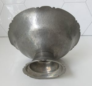 Curiosa - Gero - Hand gehamerde art deco tinnen schaal op voet kopen? Bied vanaf 1!