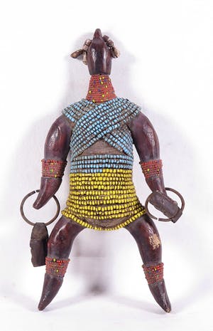 Namchi - Vruchtbaarheidsbeeld met schelpen en blauwe en gele kralen kopen? Bied vanaf 1!