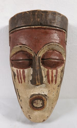 Pende - Oost-Kasai masker met ronde mond en kauri-vormige ogen met wit en rood pigment kopen? Bied vanaf 1!