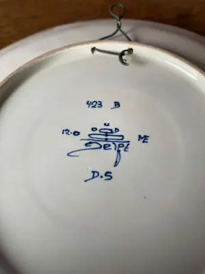 Potterie Oud Delft - set van een blauw -wit en een polychroom bord / schaal kopen? Bied vanaf 30!