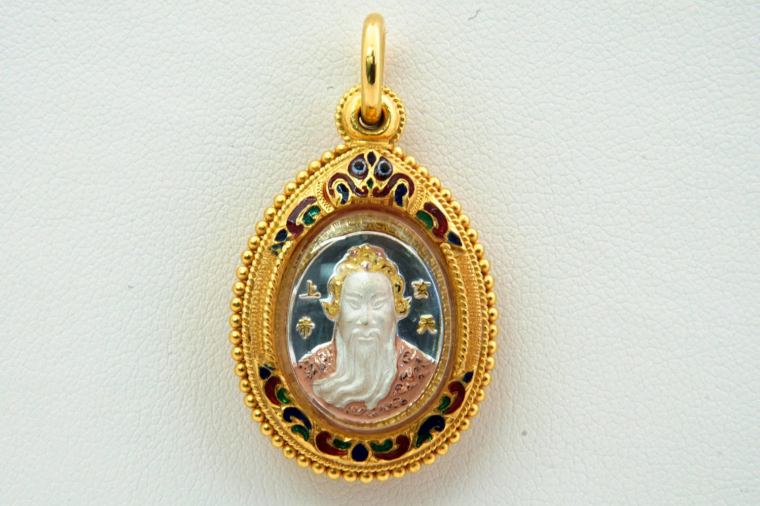 90 - Ged. gouden 20krt Confucius hanger versierd met tijgerkop en kleur emaille kopen? Bied vanaf 240!
