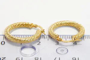 85 - 18 karaats geelgouden paar holle gedraaide oorringen kopen? Bied vanaf 280!