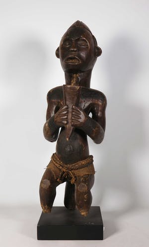 Fang - Hout, Zittende mannenfiguur met hoorn kopen? Bied vanaf 1!
