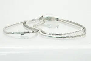 56 - Sierlijk 1e gehalte koord / slangen collier - met massieve letterhanger (P) kopen? Bied vanaf 65!