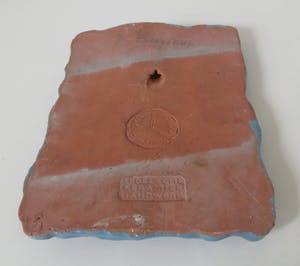 Wim Harzing - Blauwe geglazuurde aardewerken Patronaatstegel uitgevoerd bij de Russel Tiglia kopen? Bied vanaf 28!