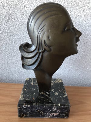 Niet of onleesbaar gesigneerd - Art deco bronzen beeld vrouwenhoofd op marmeren voet kopen? Bied vanaf 1!
