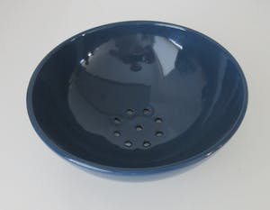 Ditmar Urbach - Art deco donkerblauwe aardewerken fruittest met onderbord kopen? Bied vanaf 32!