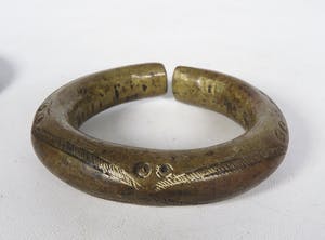 Congo - Twee bronzen armbanden met ingegraveerde geometrische decoraties kopen? Bied vanaf 1!