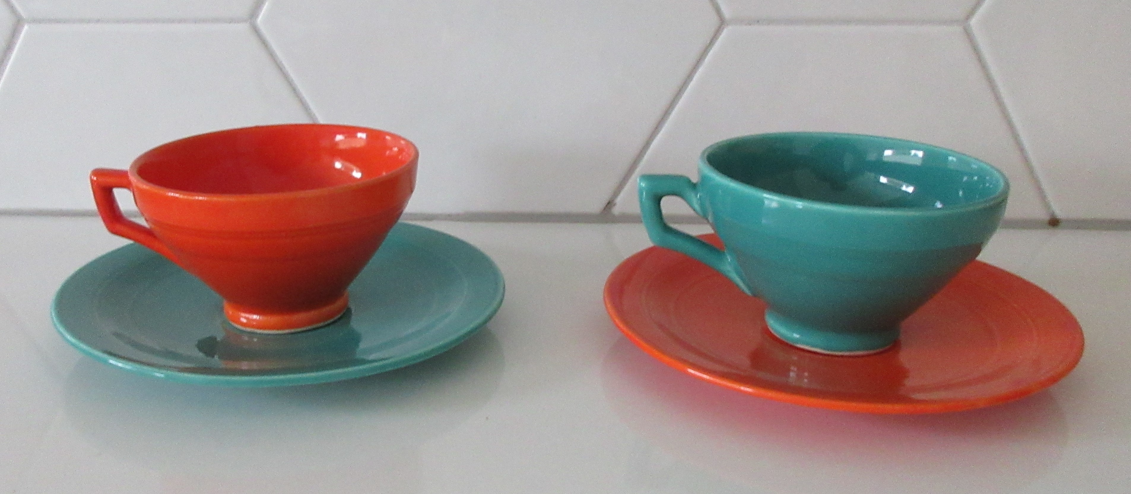Niet of onleesbaar gesigneerd - Vernon Kilns Early California Green and Orange Demitasse Cup kopen? Bied vanaf 1!
