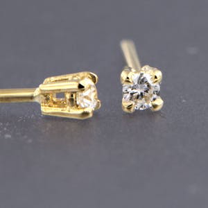 14K Goud - geelgouden solitair oorstekers met briljant geslepen diamant kopen? Bied vanaf 135!