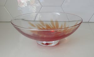 Niet of onleesbaar gesigneerd - Kunstglazen schaal op voet met rode en oranje glaspoeders kopen? Bied vanaf 10!