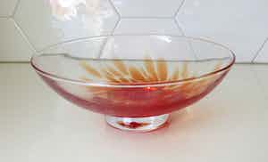 Niet of onleesbaar gesigneerd - Kunstglazen schaal op voet met rode en oranje glaspoeders verkocht voor € 10!