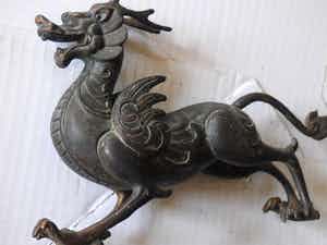 Niet of onleesbaar gesigneerd - geluksdraak....Tibetaans verkocht voor € 10!