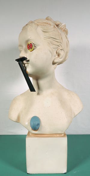 Reinier Lucassen - Assemblage met gipsen buste kopen? Bied vanaf 400!