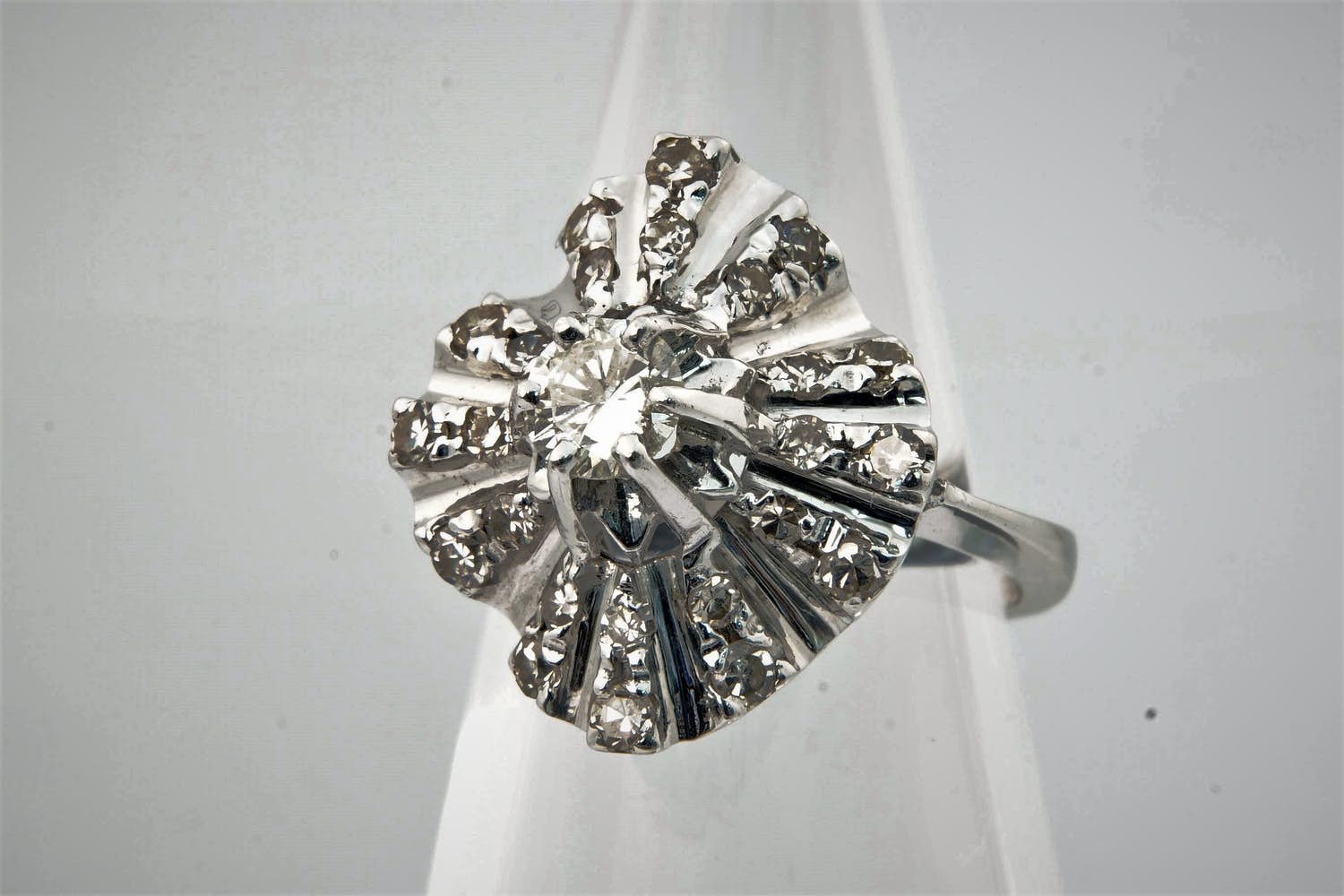 Opvallende wit-gouden (14 krt) & diamanten (ca.1ct ) dames "cocktail" ring kopen? Bied vanaf 380!