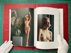 Lidiia Khaikara - Magenta 30x45 + fotoboek Kleuren van Schoonheid kopen? Bied vanaf 230!