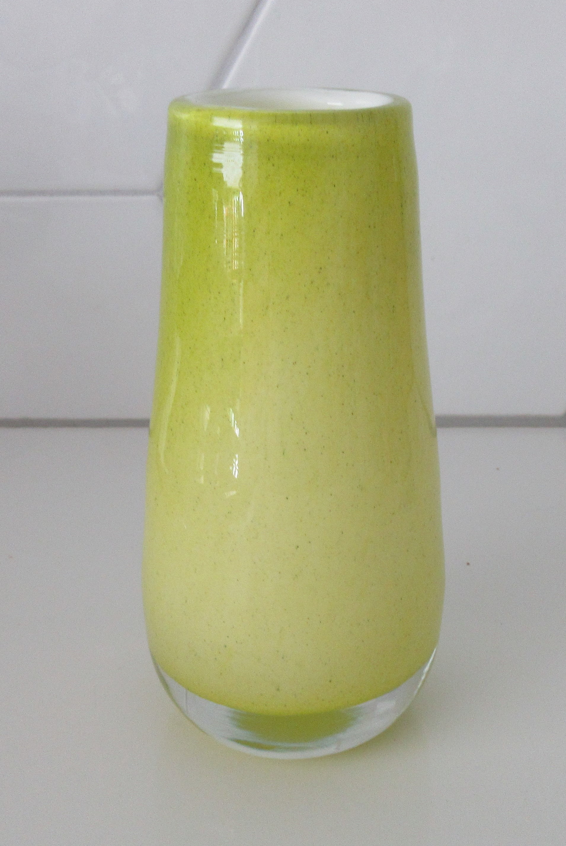 Niet of onleesbaar gesigneerd - Cased hand geblazen citrusgeel glazen vaasje kopen? Bied vanaf 1!