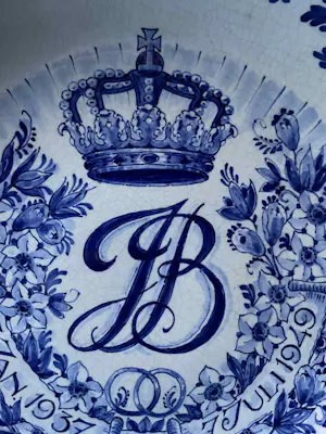 Porceleyne Fles - herdenkingsschotel 12,5 jaar huwelijk Bernhard en Juliana kopen? Bied vanaf 175!