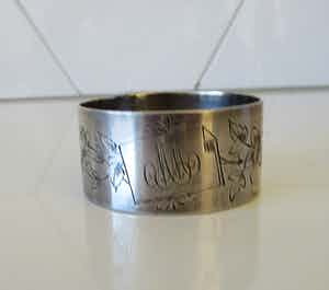 Art Nouveau verzilverde servetring van Armand Frenais uit Parijs verkocht voor € 1!