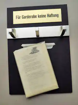 Guillaume Bijl - Für Garderobe keine Haftung verkauft für € 72!