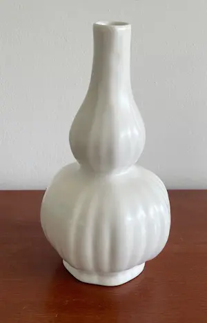 AcheterFloris Meydam - Wit platelen kbobbelvaasje model 1195 voor Kunstaardewerkfabriek Regina? Enchérissez de 10!