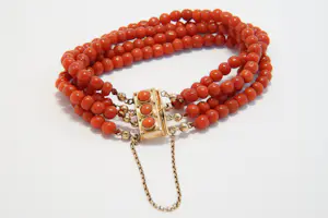 80 - Gedeeltelijk 14 karaats roségouden met 4 rijen bloedkoralen armband kopen? Bied vanaf 240!