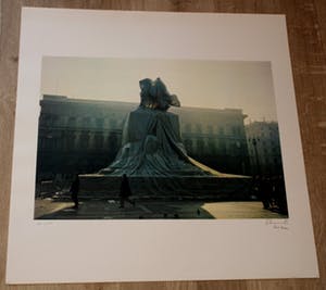 Christo - Christo en Harry Shunk - fotolitho:Wrapped monument to Vittorio Emmanuele, Milan kopen? Bied vanaf 275!