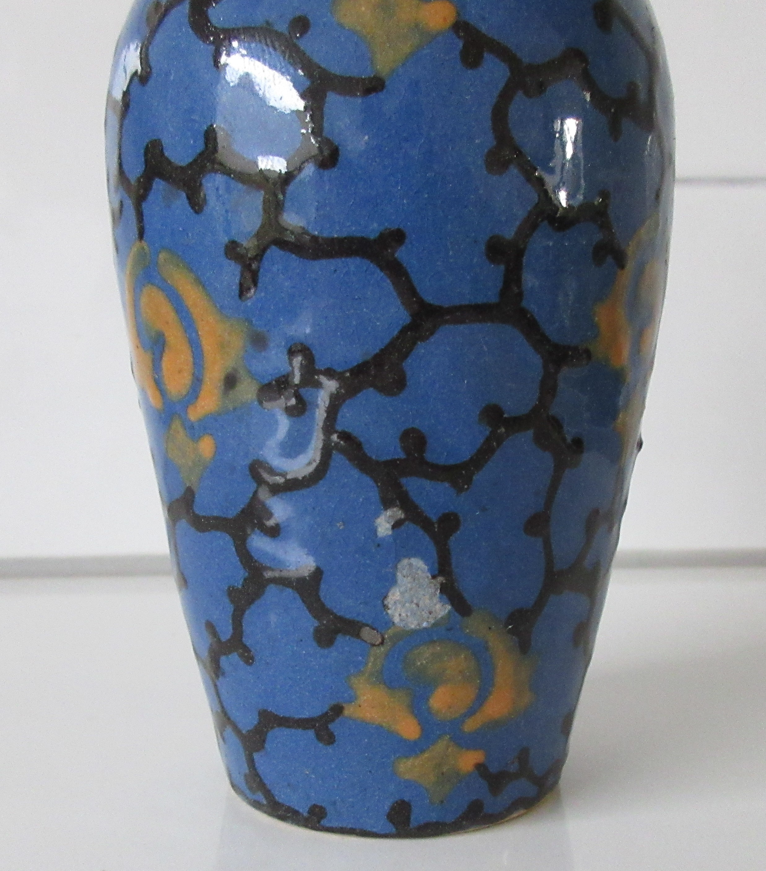 Niet of onleesbaar gesigneerd - Jugendstil Max Laueger stijl Duits hand beschilderd aardewerk vaasje kopen? Bied vanaf 1!