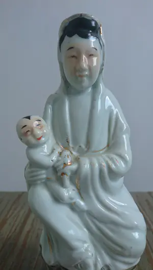 Niet of onleesbaar gesigneerd - Porseleinen beeldje Guanyin/Kwan Yin kopen? Bied vanaf 1!