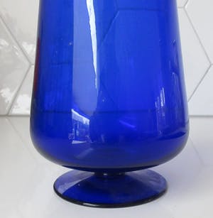 Niet of onleesbaar gesigneerd - Drie blauwe vintage glazen vazen kopen? Bied vanaf 1!