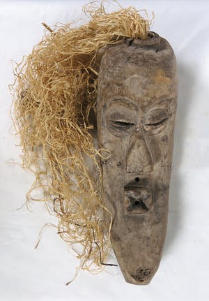 Kuba - Expressief masker met patina en haar van raffia kopen? Bied vanaf 1!