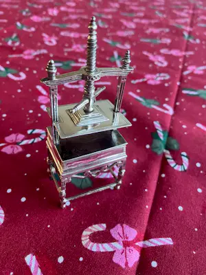 Arnoldus van Geffen - Arnoldus van Geffen zilveren miniatuur linnenpers ca. 1730 Amsterdam kopen? Bied vanaf 499!