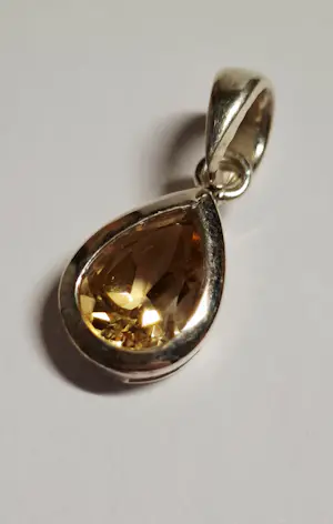 Nieuwe zilveren hanger met facet geslepen citrien: gele edelsteen kopen? Bied vanaf 65!