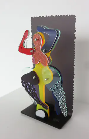 Ad van Hassel - Beeld van plexiglas in houten kistje, Buurvrouw (Cobart Pop Art) kopen? Bied vanaf 100!