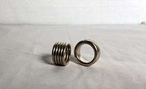 lotje van twee eerste gehalte zilveren ringen kopen? Bied vanaf 1!