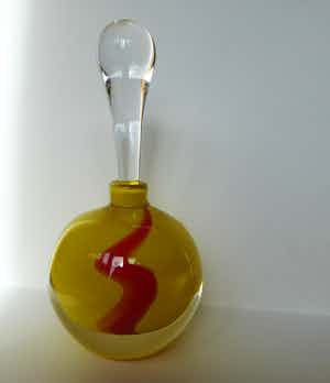 Niet of onleesbaar gesigneerd - Geblazen flesje met dop verkocht voor € 10!