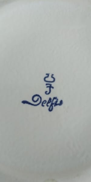 Porceleyne Fles - Prachtige "geplooide" , crème kleurige schaal in uitstekende conditie kopen? Bied vanaf 49!