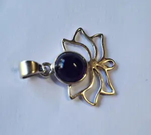 nieuwe Lotus hanger gemaakt van 925 sterling zilver met een Amethist edelsteen kopen? Bied vanaf 50!
